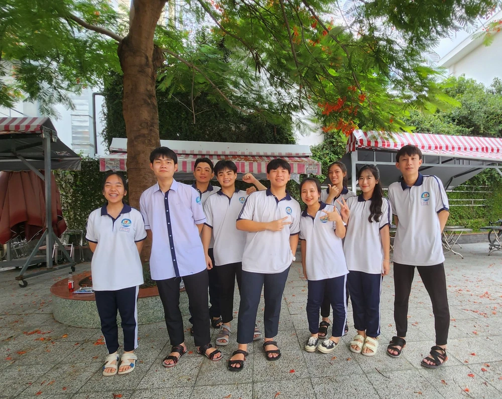 Các e học sinh Trường THCS-THPT Việt Thanh tươi cười rạng rỡ trước giờ thi ngoại nngữ Ảnh: Nguyễn Quyên