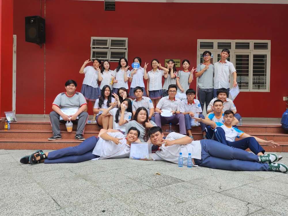 Học sinh Trường Tiểu học -THCS-THPT Thanh Bình tạo dáng chụp ảnh trước giờ thi. Ảnh; NGUYỄN QUYÊN