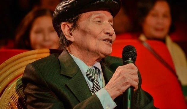 NSND Cao Việt Bách trong buổi lễ nhận Giải thưởng Nhà nước về Văn học - Nghệ thuật năm 2017. Ảnh: tư liệu gia đình