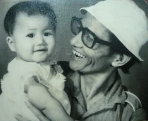 NSND Cao Việt Bách và con gái, chị Cao Ngân Hà. Ảnh: Tư liệu gia đình