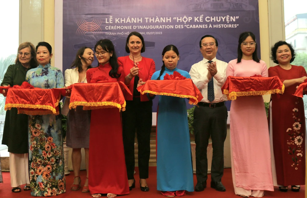 Các đại biểu cắt băng khánh thành "Chiếc hộp kể chuyện". Ảnh: Thiện Hợp