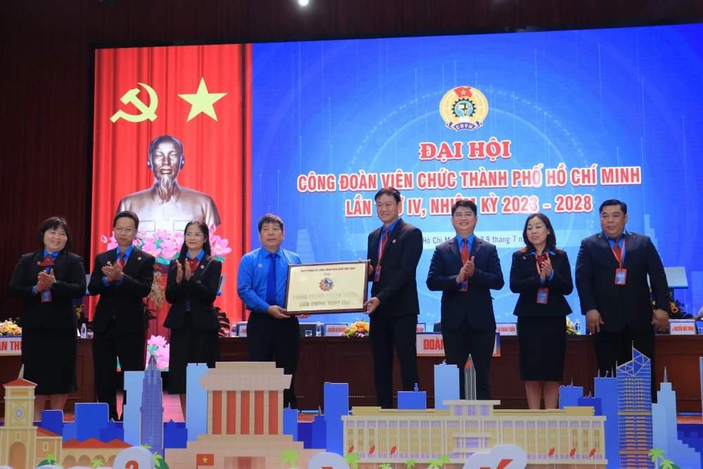 Phó Chủ tịch Công đoàn Viên chức Việt Nam Nguyễn Văn Đông trao bảng đồng với nội dung “Trung thành, trách nhiệm, liêm chính, sáng tạo” cho Công đoàn Viên chức TP