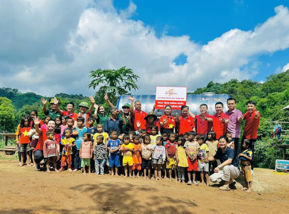 Câu lạc bộ thiện nguyện Bắc Trung Nam kết nối các nhà hảo tâm, doanh nghiệp mang nguồn nước mát, thắp sáng đường vùng biên Thượng Trạch. Ảnh: P. ĐIỀN