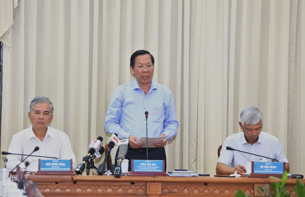 Chủ tịch UBND TP.HCM Phan Văn Mãi đề nghị đảm bảo cho con em TP học trường công. Ảnh: HÀ THƯ