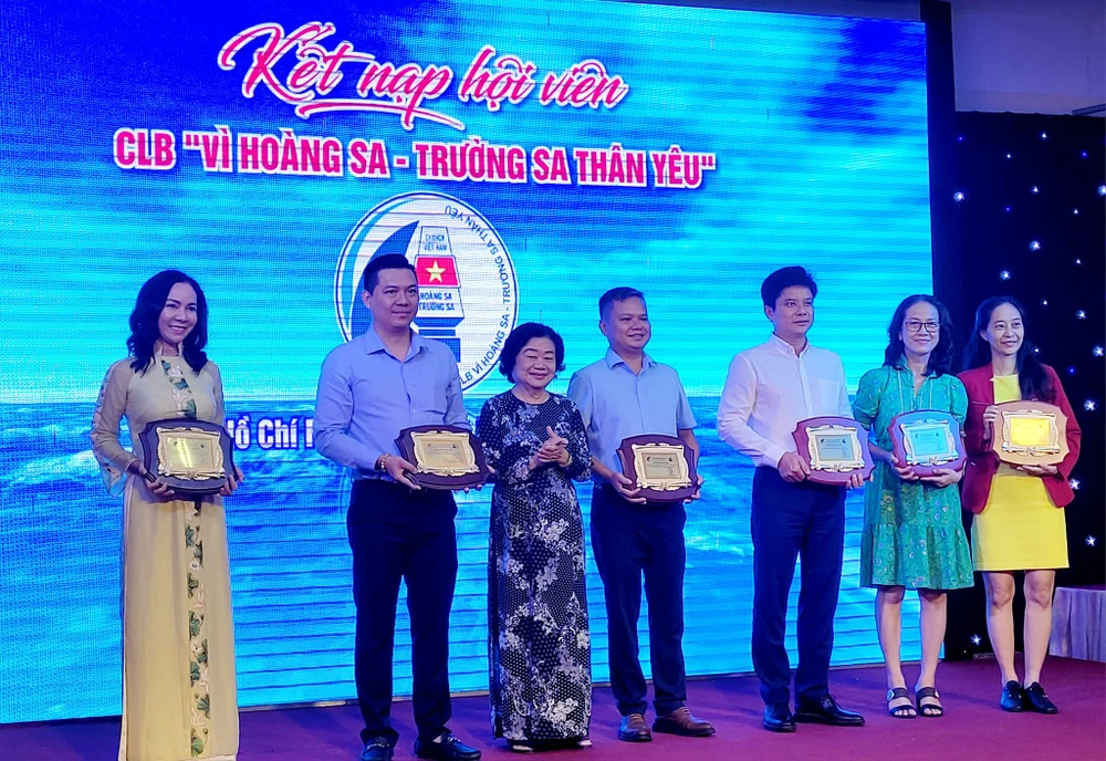 Bà Trương Mỹ Hoa trao bằng công nhận hội viên cho đại diện của 6 hội viên tập thể. Ảnh: Thanh Trang