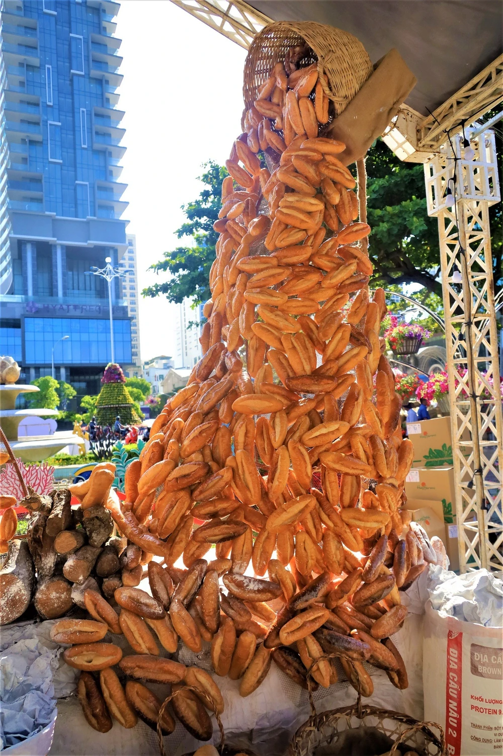 Thác bánh mì được các nghệ nhân chế tác mô hình tại công viên bờ biển Nha Trang trong dịp Festival Biển Nha Trang 2023