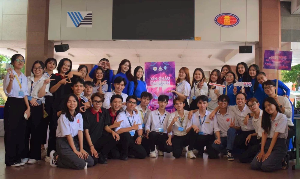 Không khí sôi động đón tân sinh viên tại trường ĐH KHXH&amp;NV (ĐHQG TP.HCM). Ảnh: Nguyễn Lịch