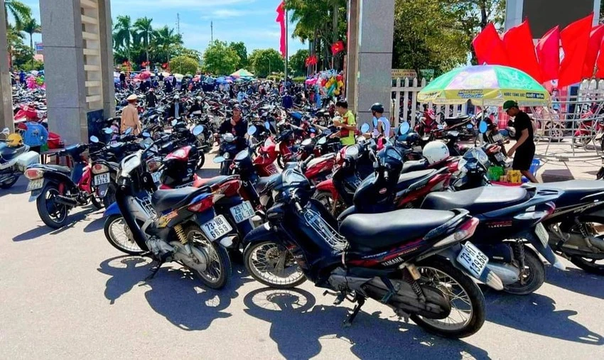 Chen chân mùa lễ hội bóng chuyền và đua bơi ở quê hương Đại tướng Võ Nguyên Giáp. Ảnh: BCLT