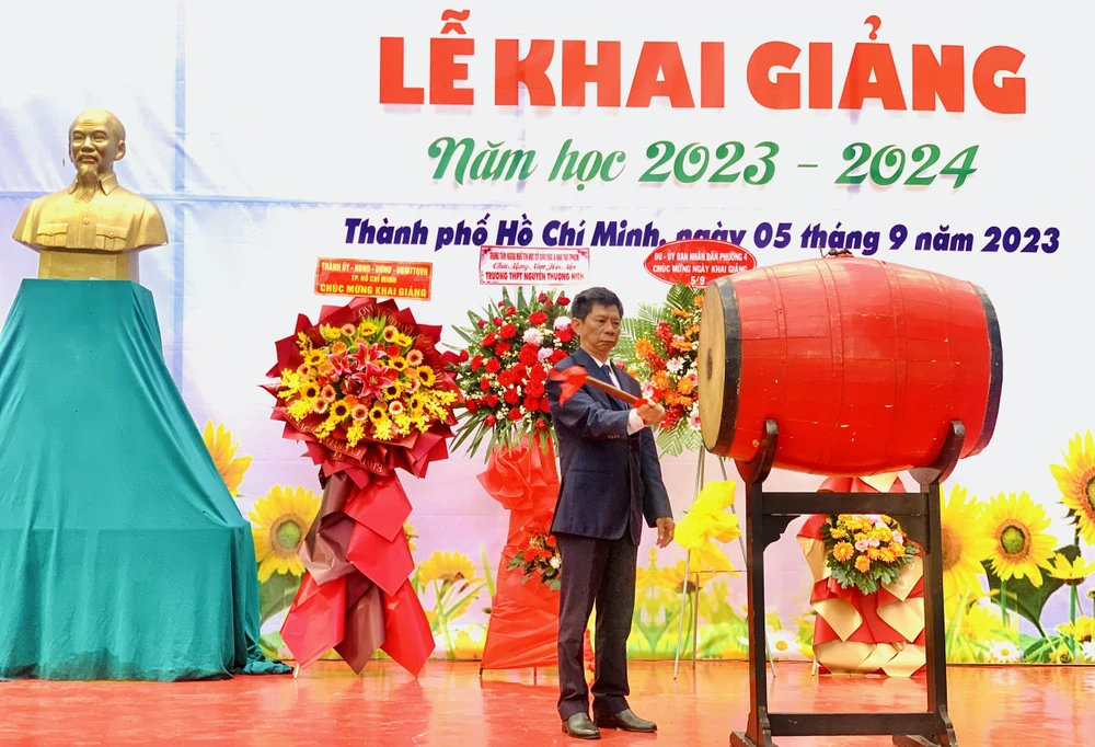 Thầy Lâm Triều Nghi hiệu trưởng trường THPT Nguyễn Thượng Hiền đánh trống khai trường. Ảnh: Thảo Phương