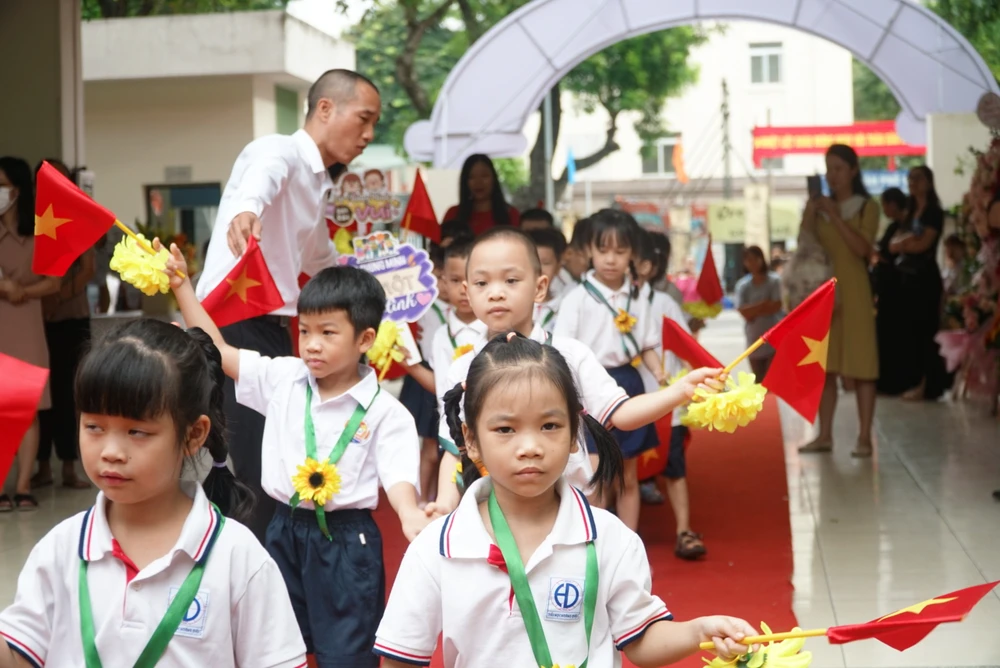 Trường Tiểu học Hoàng Diệu, quận Ba Đình, Hà Nội đón học sinh lớp 1 trong lễ khai giảng năm học mới. Ảnh: PHI HÙNG