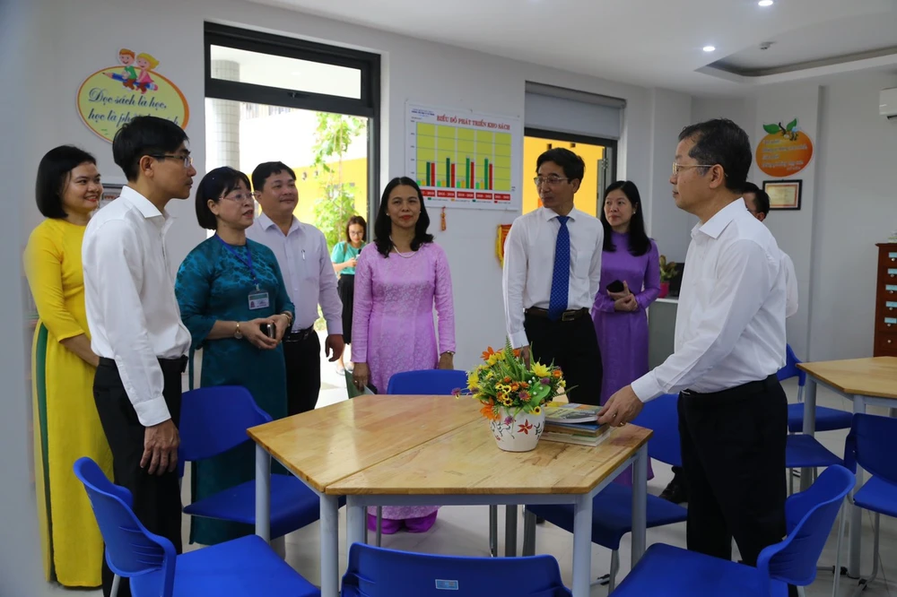 Ông Nguyễn Văn Quảng, Bí thư Thành ủy Đà Nẵng khảo sát cơ sở vật chất trường tiểu học Lý Tự Trọng. Ảnh: Hải Hiếu