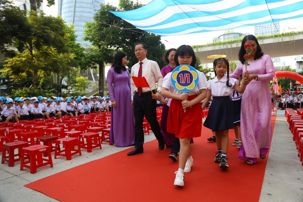 Đón học sinh lớp 1