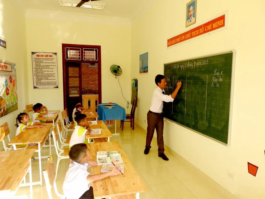 Buổi học đầu tiên của năm học mới của thầy và trò trường Tiểu học Đá Tây. Ảnh: TIẾN ĐIỆP