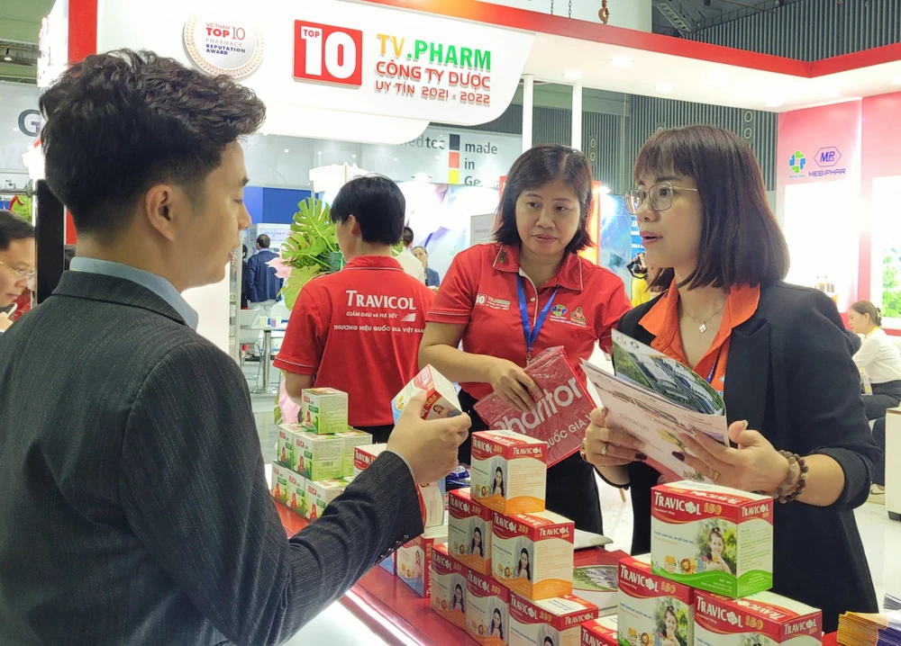 Công ty Cổ phần Dược phẩm TV.Pharm tham gia trưng bày sản phẩm dược tại triển lãm Y tế quốc tế 2023. Ảnh: THẢO PHƯƠNG