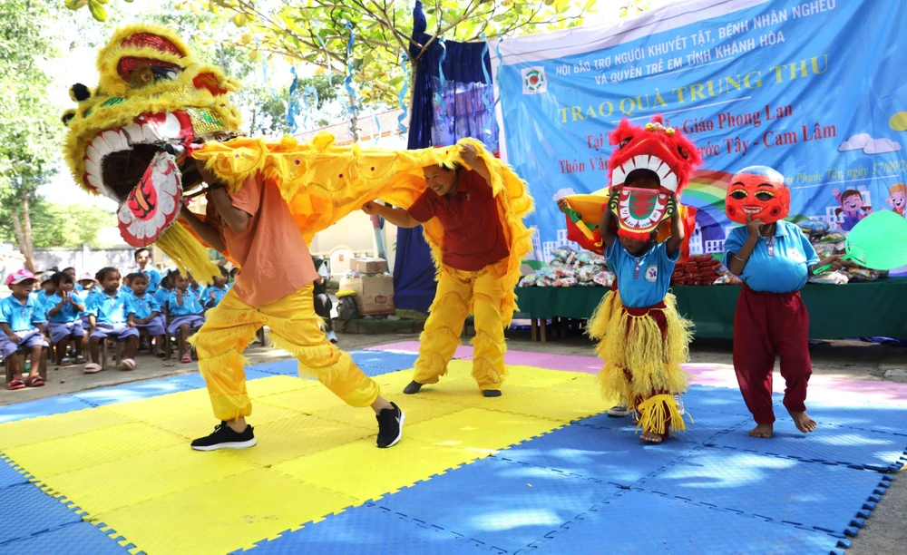 TRUNG THU SOM BE RAGLAI 2.jpg