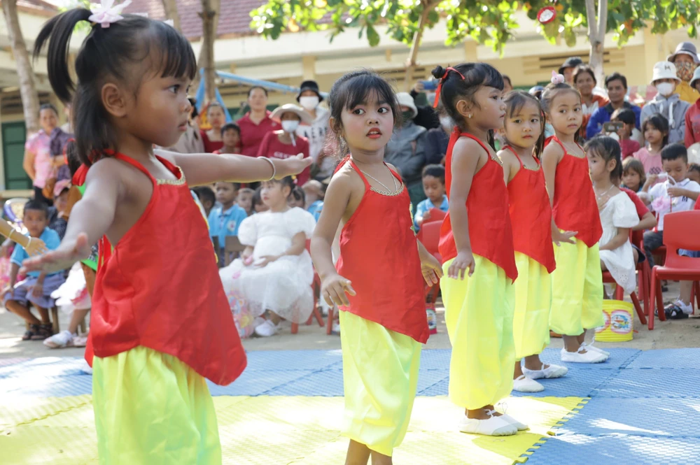 TRUNG THU SOM BE RAGLAI 5.jpg