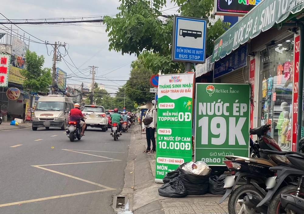 ngang nhiên chiếm nhà chờ xe buýt