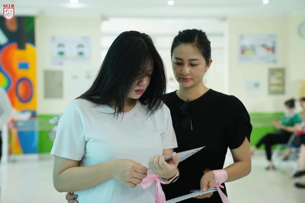 hoc sinh quây cô giáo