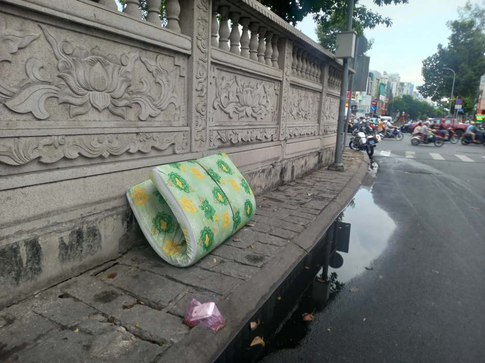 tấm nệm bị lén vứt bỏ