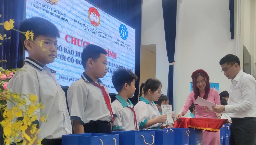 tặng thẻ BHYT cho người nghèo