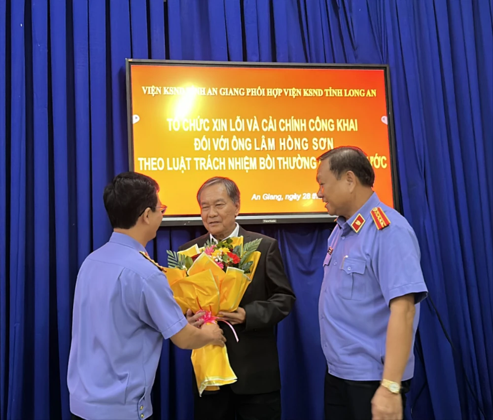 công khai xin lỗi