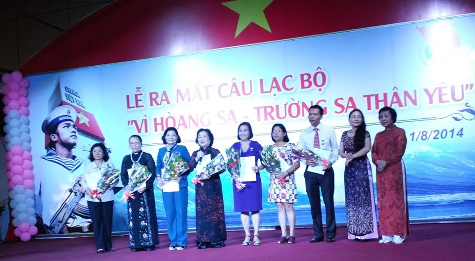 ra mat BCN CLB 2014.jpg