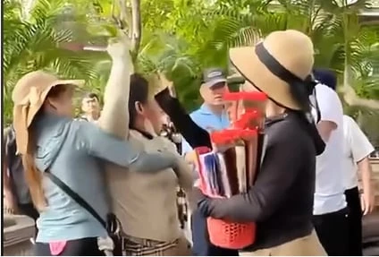 xô xât với du khách