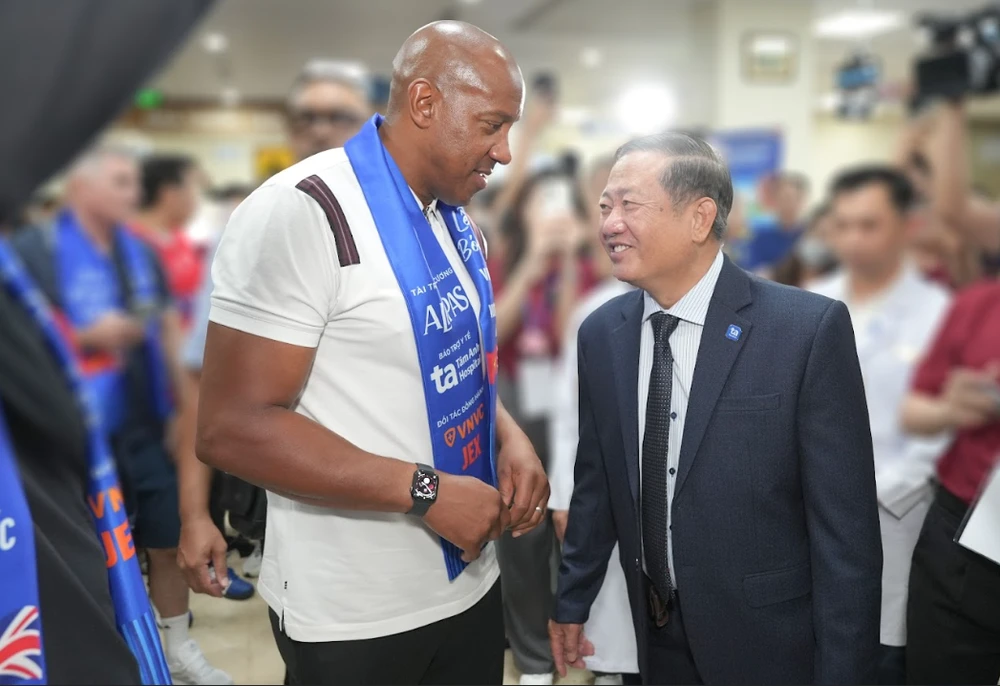 Huyền thoại Manchester Reds ấn tượng với công nghệ y học thể thao hiện đại tại Bệnh viện Tâm Anh