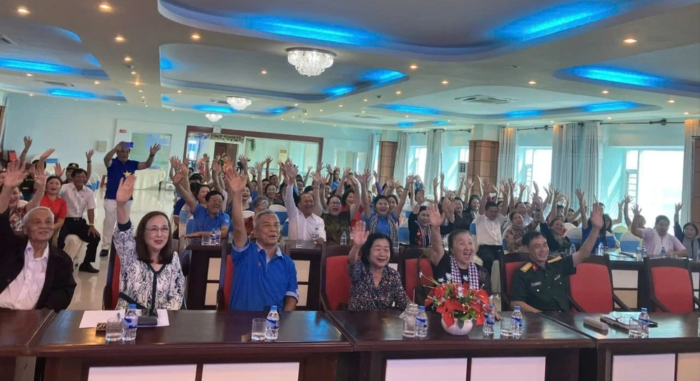 CLB VI HS-TS THAN YEU - trung tuong phan van di 1.jpg