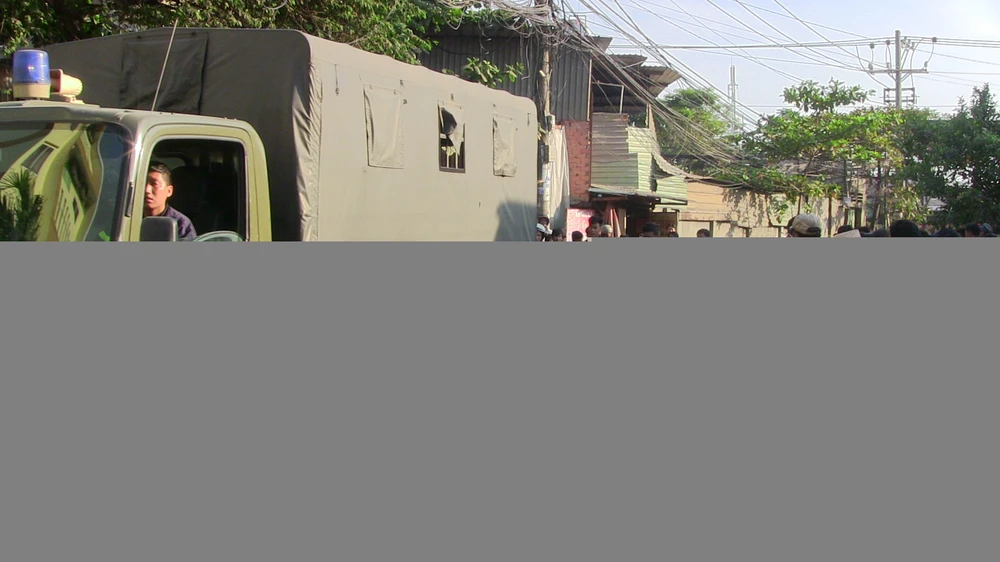 Hàng trăm cảnh sát dập đám cháy xưởng gỗ ở Thủ Đức ảnh 9