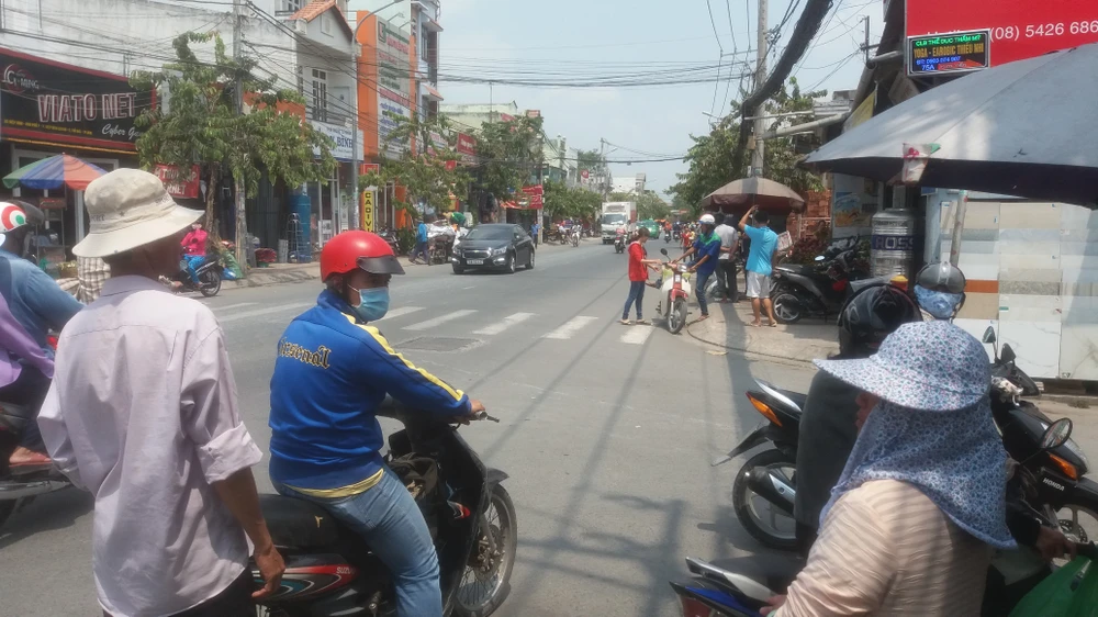 Ngang nhiên dàn cảnh trộm xe ngay giữa chợ ảnh 1