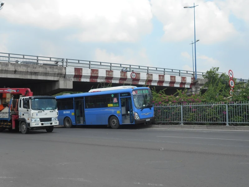 Container 'húc' xe buýt leo lên dải phân cách ảnh 1