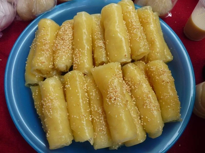 Bánh cuốn ngọt là món ăn thu hút nhiều người xem