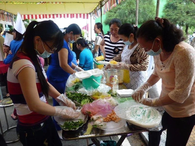 Hậu cần tất bật chuẩn bị bày biện món ăn. ẢNH: THANH TUYỀN