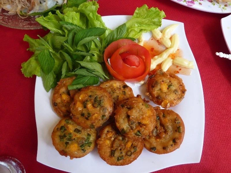 Hến nướng bột là một trong những món ăn lạ trong hội chợ lần này