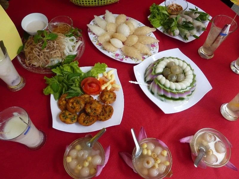 Bánh bò, chè nhãn, hến nướng bột , yaout làm từ trái nhãn