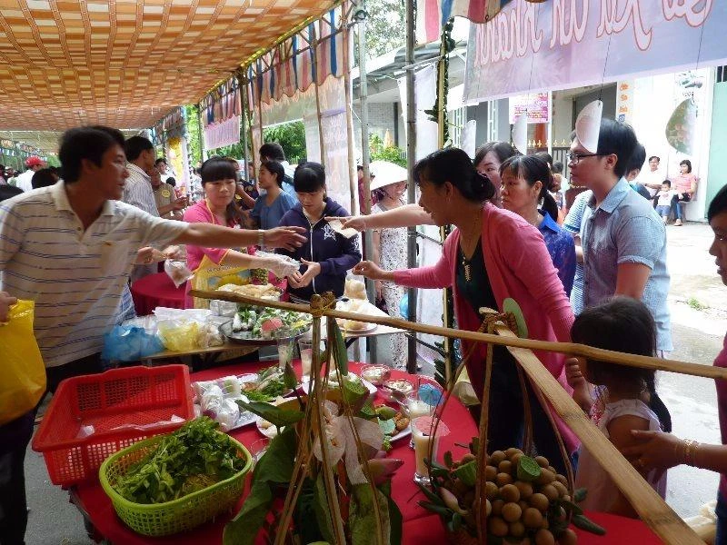 Người xem thích thú hỏi thăm về các món ăn và được giải thích cặn kẽ. 