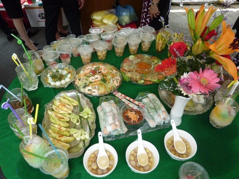 Rất nhiều món ăn được bày biện để giới thiệu đến mọi người