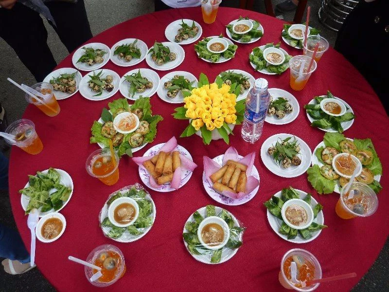 Bên cạnh những món ăn làm từ trái nhãn, những món mặn khác cũng được trưng bày rất bắt mắt. ẢNH: THANH TUYỀN