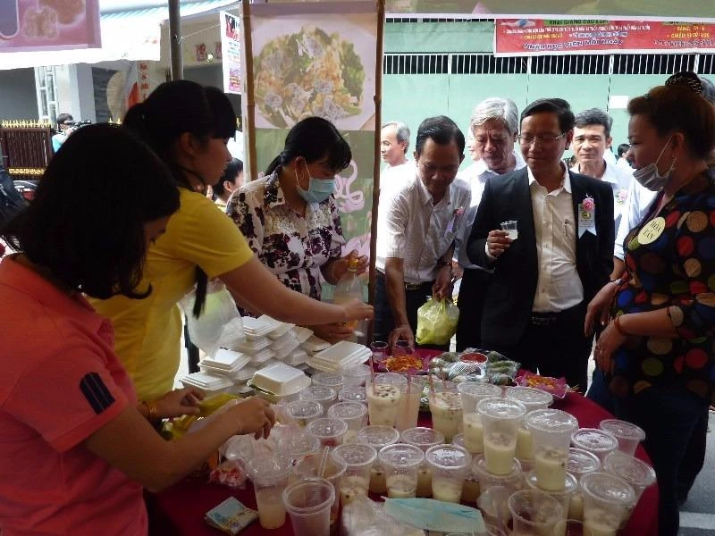 Đông đảo mọi người đến thưởng thức vị của các món chè làm từ trái nhãn. 