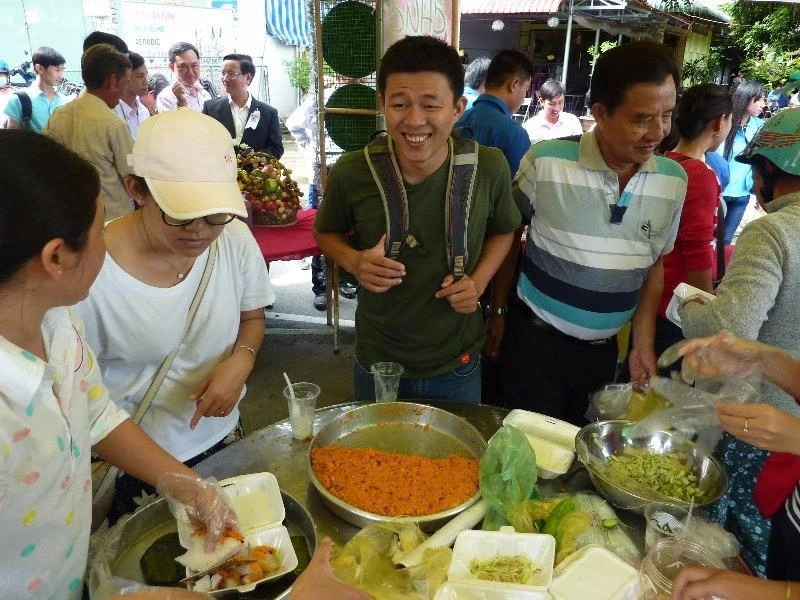 trao đổi về các món ăn được trình bày trong phiên chợ 