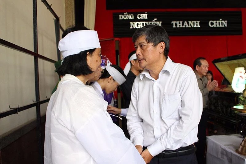Ông Nguyễn Văn Đua, nguyên Phó Bí thư Thường trực Thành uỷ, đại diện đoàn đại biểu thăm hỏi, động viên gia đình ông Nguyễn Thanh Chín