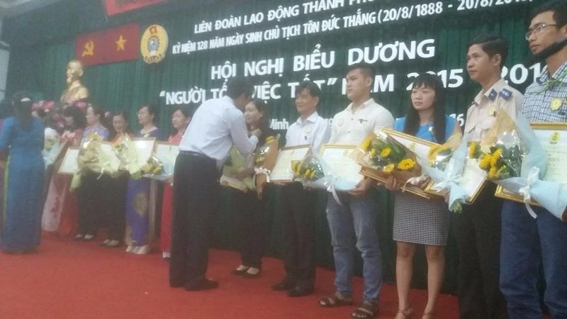 Đại diện Liên đoàn lao động TP.HCM trao bằng khen cho các cá nhân có việc làm tốt cho xã hội.