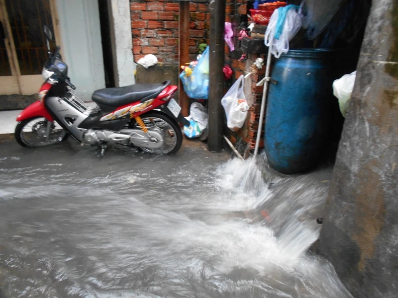 Mưa chỉ 5 phút, cả con hẻm chìm trong biển nước ảnh 8