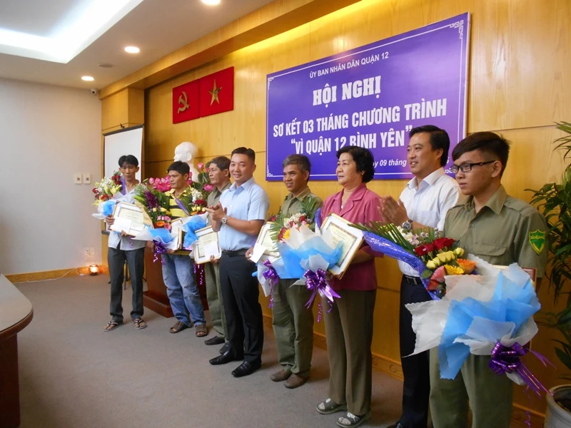 Quận 12 khen thưởng công nhân, xe ôm tham gia bắt trộm, cướp ảnh 1