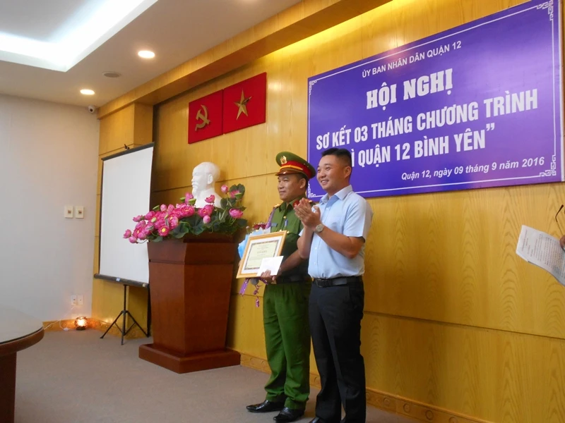 Quận 12 khen thưởng công nhân, xe ôm tham gia bắt trộm, cướp ảnh 2