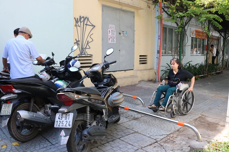 Họ đã vất vả vượt qua thanh barie như thế nào? ảnh 2