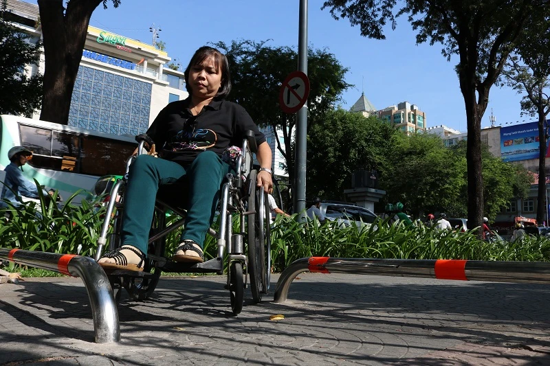 Họ đã vất vả vượt qua thanh barie như thế nào? ảnh 1