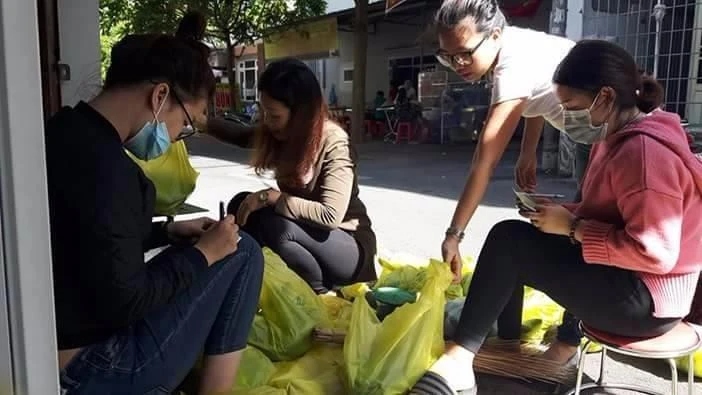 ọi người mỗi người một tay cùng giúp nhau phân chuối theo đơn hàng.