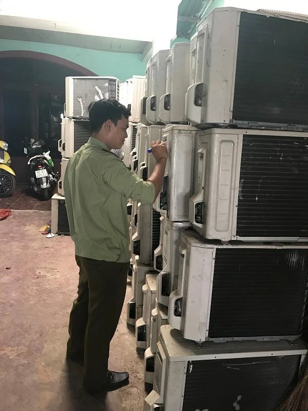 Cán bộ tiến hành niêm phong lô hàng trên.